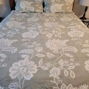 Full/Queen duvet cover with 2 shams